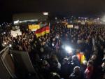 Miles de personas, en una manifestaci&oacute;n convocada por el movimiento &quot;Patriotas Europeos contra la Islamizaci&oacute;n de Occidente&quot; (&quot;Pegida&quot;) en Dresde, Alemania.