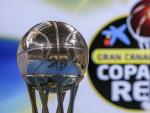 El trofeo y el logo de la Copa del Rey, fotografiados en el Gran Canaria Arena, donde se efectu&oacute; el sorteo de la 79 edici&oacute;n de la Copa del Rey de Baloncesto.