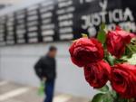Un ramo de rosas en la sede de la Asociaci&oacute;n Mutual Israelita Argentina (AMIA), en recuerdo del fiscal fallecido Alberto Nisman.