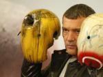 Antonio Banderas posa con las cabezas de dos de los robots que aparecen en la pel&iacute;cula 'Aut&oacute;mata'.