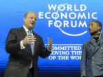 El ex vicepresidente de Estados Unidos Al Gore (i) y el cantante estadounidense Pharell Williams asisten a una mesa redonda en la primera jornada de la 45 edici&oacute;n del Foro Econ&oacute;mico Mundial (WEF) en Davos, Suiza.