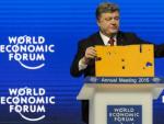 El presidente de Ucrania, Petr&oacute; Poroshenko, pronuncia un discurso durante su intervenci&oacute;n en la sesi&oacute;n inaugural del Foro Econ&oacute;mico Mundial de Davos, Suiza, el 21 de enero del 2015.