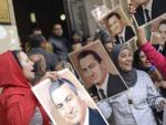 Simpatizantes del expresidente egipcio Hosni Mubarak sostienen fotograf&iacute;as suyas durante una concentraci&oacute;n de apoyo tras conocer la decisi&oacute;n del Tribunal de Casaci&oacute;n en El Cairo (Egipto).