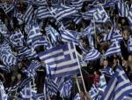 Simpatizantes del partido conservador Nueva Democracia ondean banderas griegas en un encuentro celebrado en la jornada de reflexi&oacute;n en Grecia.