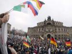 Manifestantes convocados por el partido Pegida, en una concentraci&oacute;n celebrada en la ciudad alemana Dresde.