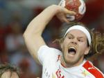El jugador de la selecci&oacute;n danesa de balonmano Mikkel Hansen (c) en acci&oacute;n ante el island&eacute;s Bjarki Mar Gunnarsson (dcha), durante el partido de octavos de final del Mundial de Balonmano de Catar 2015.