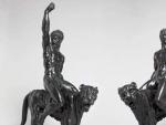 Las dos esculturas de bronce de dos hombres triunfantes, desnudos y montados en dos panteras, cuya autor&iacute;a se atribuye a Miguel &Aacute;ngel.