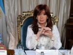 La presidenta argentina Cristina Fern&aacute;ndez, en una foto colgada en su Facebook con la carta sobre la muerte de Nisman.