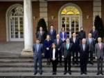 El presidente del Gobierno, Mariano Rajoy, posa junto a los miembros de su Gabinete en la escalinata del Palacio de la Moncloa.