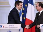 Alexis Tsipras y Fran&ccedil;ois Hollande se saludan tras su reuni&oacute;n.