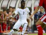 El jugador de Ghana Christian Atsu (i) disputa el bal&oacute;n con Reuban Belima (d) de Guinea Ecuatorial durante las semifinales de la Copa &Aacute;frica 2015.