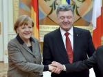 El presidente ucraniano, Petr&oacute; Poroshenko (c) junto con el presidente franc&eacute;s, Francois Hollande (d) y la canciller alemana, Angela Merkel (i) durante su encuentro en Kiev.