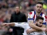 El defensa del Real Madrid Dani Carvajal cae ante el defensa brasile&ntilde;o del Atl&eacute;tico de Madrid Guilherme Siqueira.