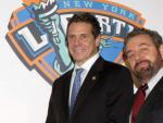 El presidente de los Knicks, James Dolan (a la derecha), junto al gobernador del estado de Nueva York, Andrew Cuomo (a la izquierda)