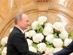 Abdel Fattah Al Sisi y Vladimir Putin se estrechan la mano tras su reuni&oacute;n en el Cairo