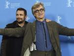 El director alem&aacute;n Wim Wenders y el actor estadounidense James Franco posan antes de la proyecci&oacute;n de Every thing will be fine en la Berlinale.