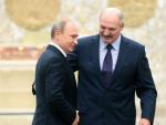 El presidente bielorruso, Alex&aacute;nder Lukashenko (d), recibe al presidente de Rusia, Vlad&iacute;mir Putin (i), a su llegada a la cumbre de mandatarios cuatripartita para la paz en Ucrania.