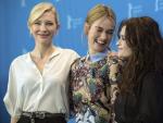 Cate Blanchett, Lily James y Helena Boham Carter, durante la presentaci&oacute;n de 'Cenicienta' en la Berlinale.