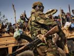 Musulmanes huyendo de Bangui protegidos por tropas del Ej&eacute;rcito de Chad, que interviene en la Rep&uacute;blica Centroafricana como fuerza pacificadora