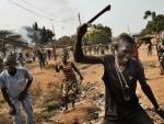 Cristianos atacando una zona musulmana en las afueras de Bangui, en la Rep&uacute;blica Centroafricana. Previamente, los musulmanes hab&iacute;an atacado a los cristianos