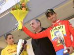 El ciclista espa&ntilde;ol del Tinkoff Alberto Contador, en el podio con el maillot de l&iacute;der de la clasificaci&oacute;n general de la LXI Vuelta Ciclista a Andaluc&iacute;a.
