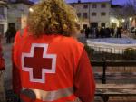 Un voluntario de Cruz Roja en la plaza del ayuntamiento de Ossa de Montiel, tras el terremoto.