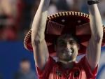 El espa&ntilde;ol David Ferrer posa con el trofeo tras superar al japon&eacute;s Kei Nishikori y apuntarse su cuarto t&iacute;tulo en el Abierto Mexicano de tenis.