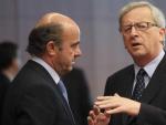 El ministro de Econom&iacute;a espa&ntilde;ol, Luis de Guindos (i), conversa con el presidente del de la Comisi&oacute;n Europea, Jean-Claude Juncker.
