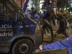 J&oacute;venes golpean una furgoneta de la Polic&iacute;a Municipal en los disturbios posteriores a la marcha del 22-M.