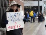 Un ciudadano sostiene un cartel en el que se lee: &quot;La pena de muerte es asesinato&quot; frente a la corte federal Joseph Moakley, en Boston.