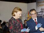 La presidenta del Gobierno de Arag&oacute;n, Luisa Fernanda Rudi, con Antonio Cobo, director general de la planta de General Motors Espa&ntilde;a, en Figueruelas (Zaragoza).