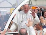 El papa Francisco saluda en la plaza del Plebiscito N&aacute;poles (Italia).