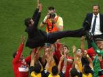 Diego Pablo Simeone es manteado por sus jugadores tras proclamarse campeones de Liga.