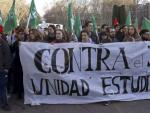 Varios j&oacute;venes portan una pancarta durante la manifestaci&oacute;n convocada por CCOO y el Sindicato de Estudiantes en Madrid.