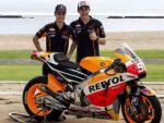Dani Pedrosa y Marc M&aacute;rquez presentan la moto Honda con la que competir&aacute;n en el Mundial de 2015.