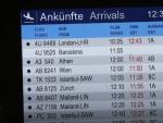 Panel del aeropuerto de D&uuml;sseldorf (Alemania) donde se anuncia el vuelo de Germanwings, procedente de Barcelona, que se ha estrellado este martes en los Alpes franceses. En el avi&oacute;n viajaban 150 personas. No hay supervivientes.