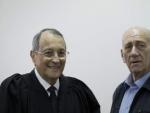 El ex primer ministro israel&iacute; Ehud Olmert y su abogado, Eli Zohar, asisten a los juzgados de Jerusal&eacute;n a la espera de su veredicto