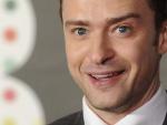 Justin Timberlake posa a su llegada a la gala de los premios Brit 2013.