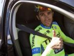 El ciclista Alberto Contador (Tinkoff Saxo) saluda a la c&aacute;mara tras participar en la Marcha Cicloturista a la Virgen de Dorleta, en Jaul&iacute;n (Zaragoza), vinculada a la campa&ntilde;a Pedaladas Solidarias en favor de la Fundaci&oacute;n que lleva su nombre.