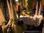 Procesi&oacute;n de La Penitente Hermandad de Jes&uacute;s Yacente por las calles de Zamora en la noche de Jueves Santo.