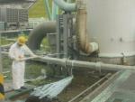 Un trabajador de Tepco mide la radiaci&oacute;n en la central de Fukushima.