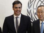 Pedro S&aacute;nchez posa con Ban Ki-Moon en la sede de las Naciones Unidas en Nueva York.