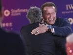 El actor estadounidense Arnold Schwarzenegger (d-detr&aacute;s) da un abrazo al director franc&eacute;s Luc Besson (i-detr&aacute;s) en la alfombra roja a su llegada a la quinta edici&oacute;n del Festival Internacional de Cine de Pek&iacute;n.