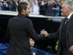 El entrenador italiano del Real Madrid Carlo Ancelotti (d) saluda al argentino Diego Simeone, entrenador del Atl&eacute;tico de Madrid, antes del partido.