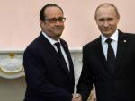 El presidente de Rusia, Vladimir Putin (d), da la mano a su hom&oacute;logo franc&eacute;s, Fran&ccedil;ois Hollande, durante la reuni&oacute;n en Erev&aacute;n, Armenia
