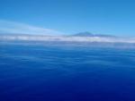 Imagen a&eacute;rea que muestra c&oacute;mo varias manchas de fuel del pesquero 'Oleg Naydenov' se aproximan a las costas de Tenerife.