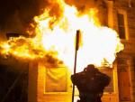 Bomberos acuden a extinguir las llamas en un edificio durante los disturbios provocados durante una protesta contra la muerte de Freddie Gray en Baltimore (Estados Unidos). Incendios, saqueos de tiendas y altercados con la Polic&iacute;a sumieron hoy a Baltimore en el caos.