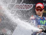 El piloto espa&ntilde;ol Jorge Lorenzo celebra su victoria en el GP de Espa&ntilde;a en Jerez.