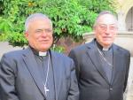 El cardenal Maradiaga (dcha.) junto al obispo de C&oacute;rdoba