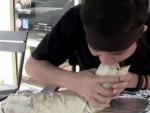 Matt Stonie, devorando un burrito de 2 kilos de peso.